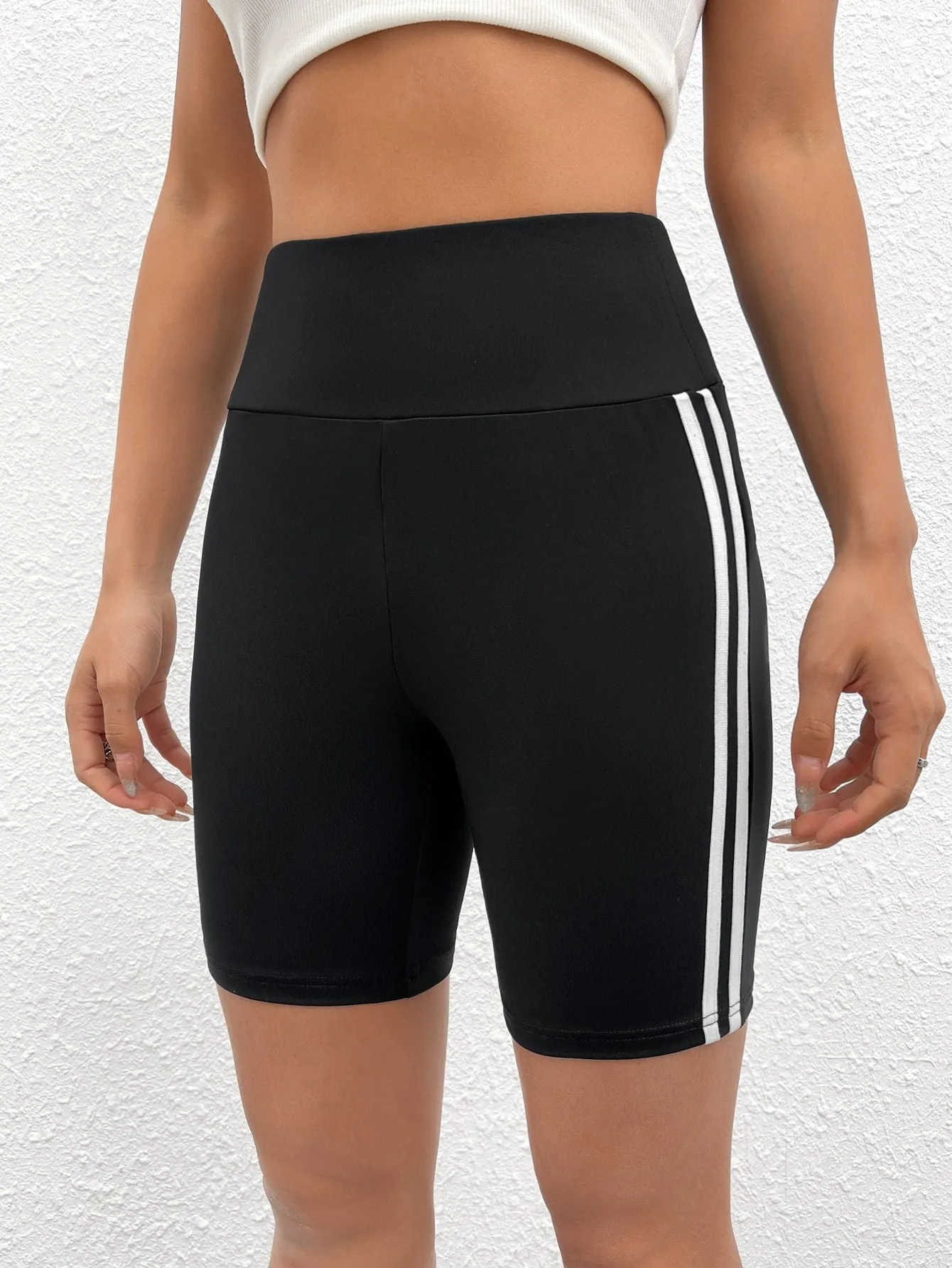 Cherry Vibes: Shorts Biker con Cinta de Rayas en