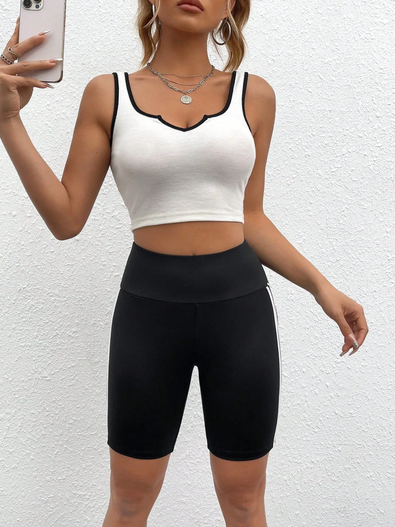 Cherry Vibes: Shorts Biker con Cinta de Rayas en