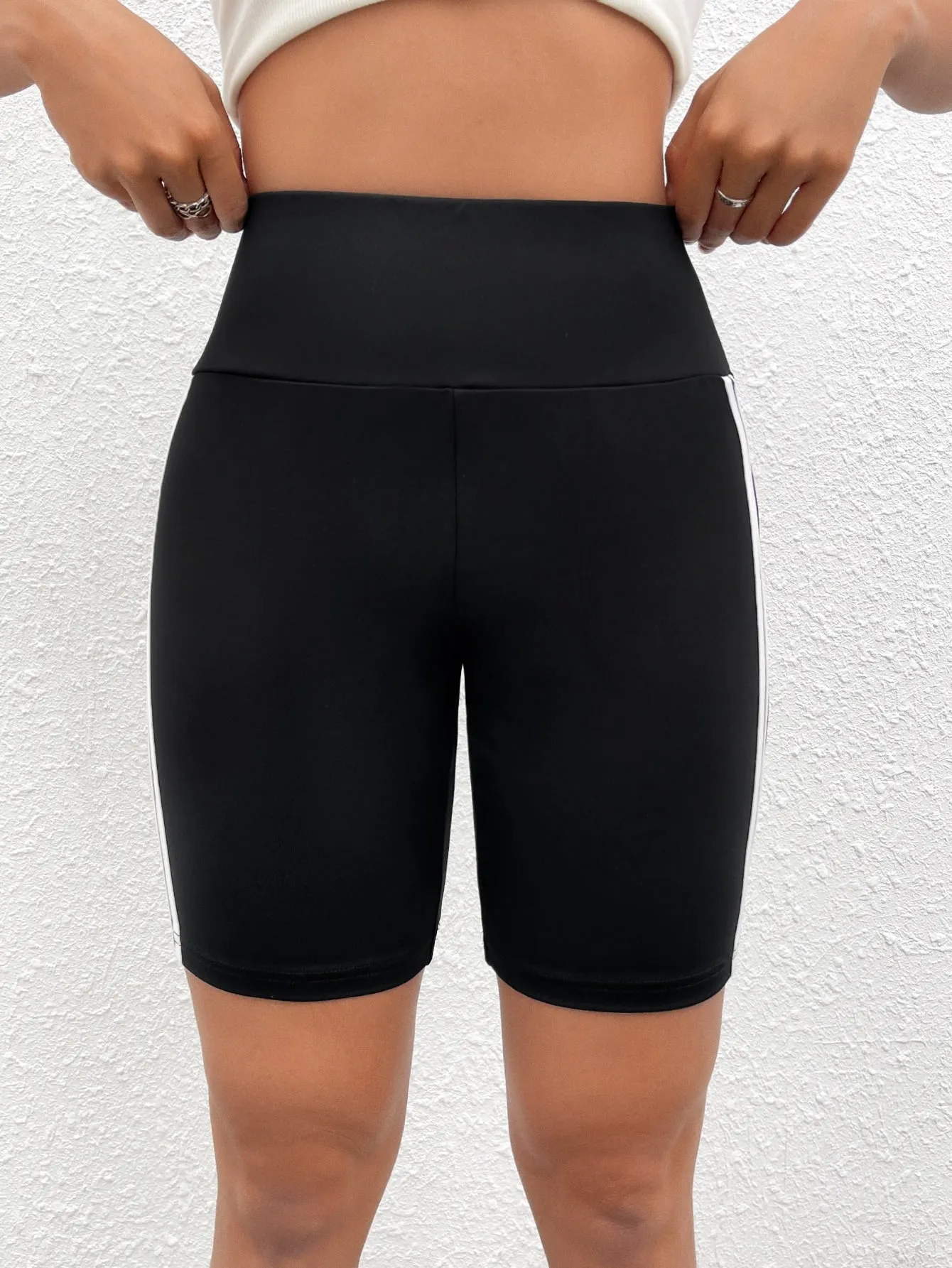 Cherry Vibes: Shorts Biker con Cinta de Rayas en