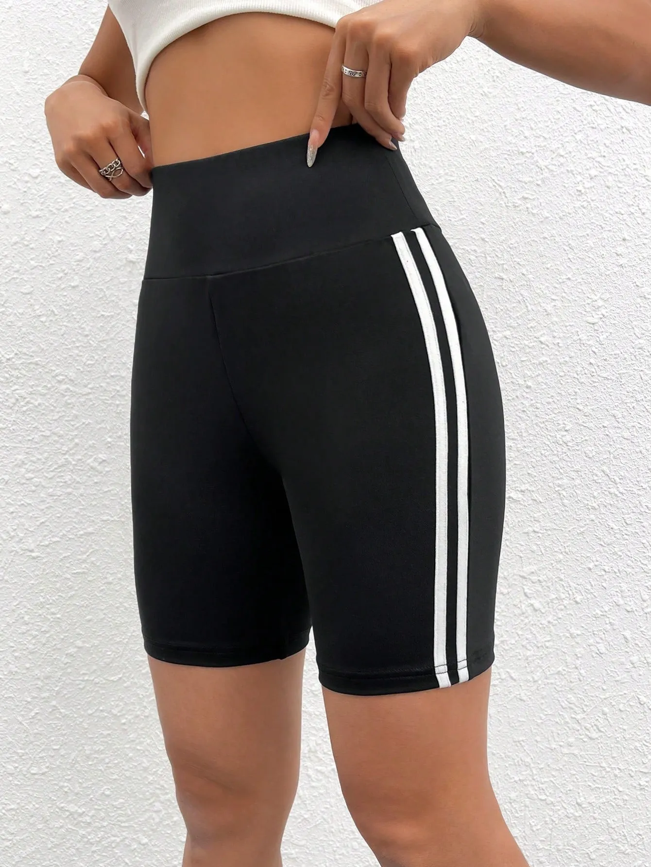 Cherry Vibes: Shorts Biker con Cinta de Rayas en