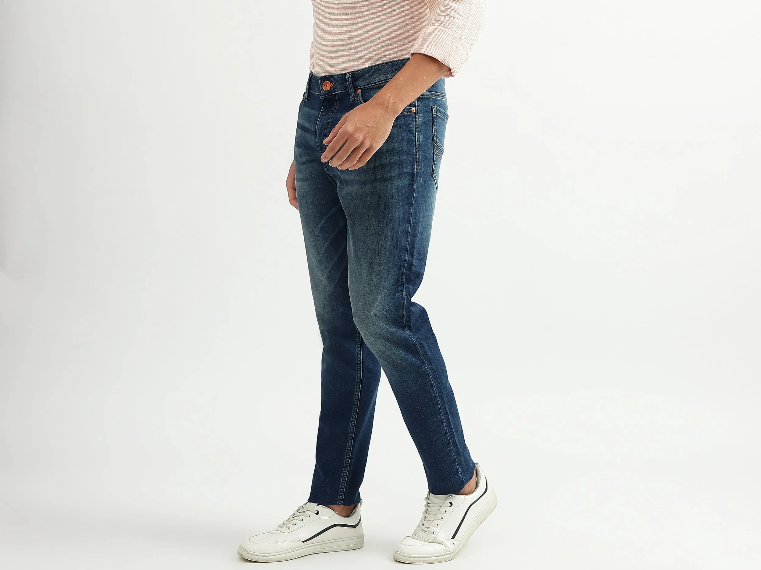 Men Solid Slim Tapered Fit Jeans