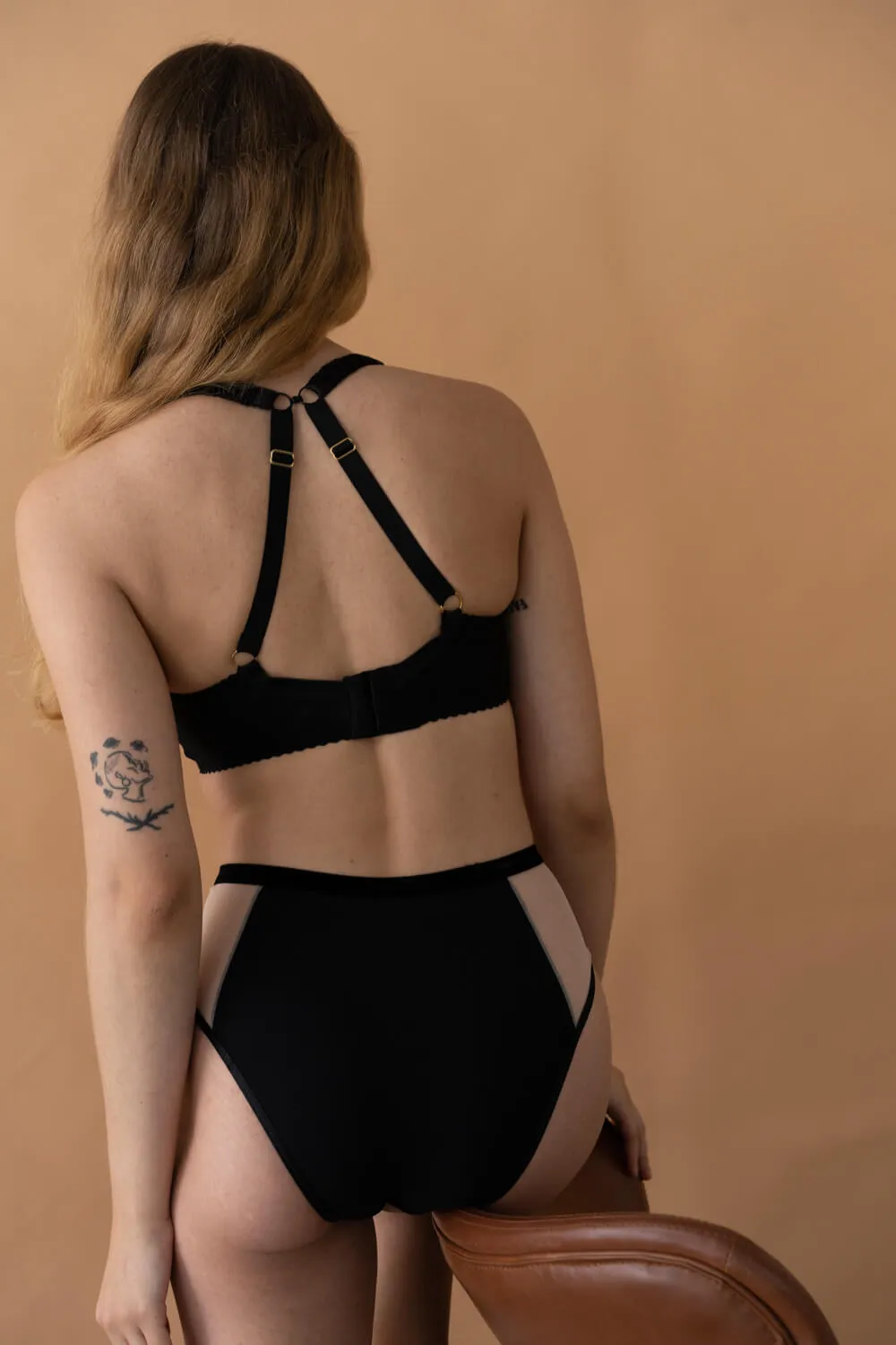 Suzanna black bra